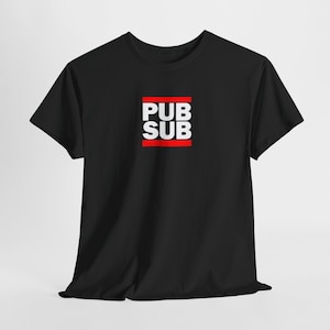 Puede incluir: Camiseta negra con un gráfico blanco que dice "PUB SUB" en un cuadro rojo.
