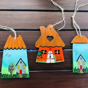 Lot de 3 décorations en bois en forme de maison|Décoration de balcon peinte à la main|Cadeau de jardinage de pendaison de crémaillère|Cadeau de décoration de Noël pour elle|Décoration murale personnalisée