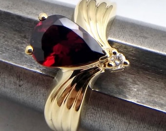 14K Yellow Gold Vintage Pear Shaped Garnet Ring