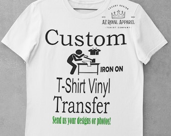 Może przedstawiać: Biała koszulka z czarnym tekstem, który brzmi "Custom Iron On T-Shirt Vinyl Transfer Send us your designs or photos!" oraz czarną ilustracją osoby prasującej koszulkę. Tekst "A4 A5 A6" jest nadrukowany na dole koszulki na niebiesko.