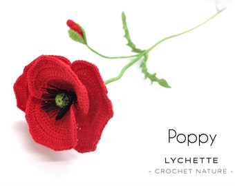 Puede incluir: Una flor de amapola de crochet con una flor roja, un tallo verde y hojas. La flor está hecha de hilo y tiene un centro negro. El texto "Poppy Lychette - Crochet Nature -" está debajo de la flor.