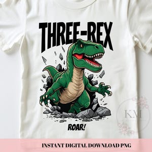 Könnte beinhalten: Weißes T-Shirt mit einem grünen Tyrannosaurus Rex, der durch eine Wand bricht, mit dem Text "THREE-REX" darüber und "ROAR!" darunter. Ein lustiges Design für einen Kindergeburtstag.