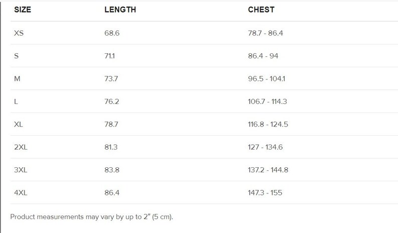 Puede incluir: Tabla de tallas que muestra las medidas de pecho y longitud en pulgadas para las tallas XS a 4XL.