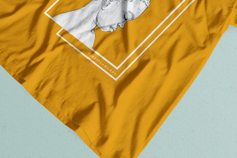 Puede incluir: Una camiseta amarilla con un contorno blanco de la cabeza y los hombros de una persona. El texto "AlexmundoArt" est&aacute; impreso en la camiseta.