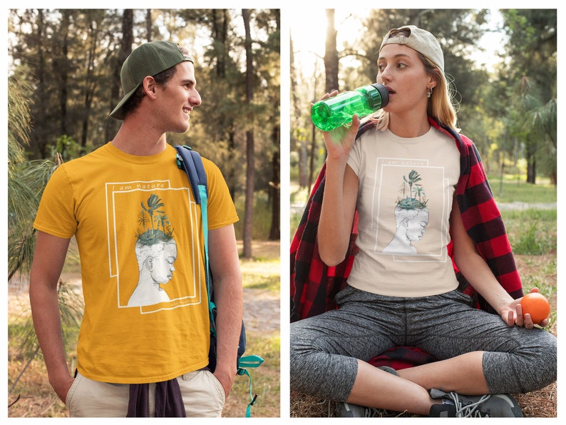 Puede incluir: Dos personas con camisetas con un gr&aacute;fico de una cabeza con plantas que crecen. El texto de la camiseta dice "Soy Naturaleza".