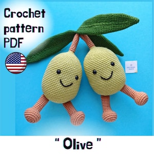 Könnte beinhalten: Häkelanleitung PDF zum Herstellen eines Paares olivenförmiger Amigurumi-Spielzeuge mit lächelnden Gesichtern und grünen Blättern. Die Anleitung ist in englischer Sprache verfügbar.