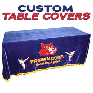 Könnte beinhalten: Blauer Samttischbezug mit goldener Franse und einem roten und weißen Logo mit der Aufschrift "Prowin Corp. Martial Arts Supplies".