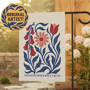 Peut inclure: Un drapeau de jardin rectangulaire sur fond cr&egrave;me avec une illustration botanique de fleurs rouges en forme de cloche, une marguerite rose et des feuilles bleu fonc&eacute;. Le texte "FREEDOM DEMOCRACY TRUTH" est imprim&eacute; en bleu en bas.