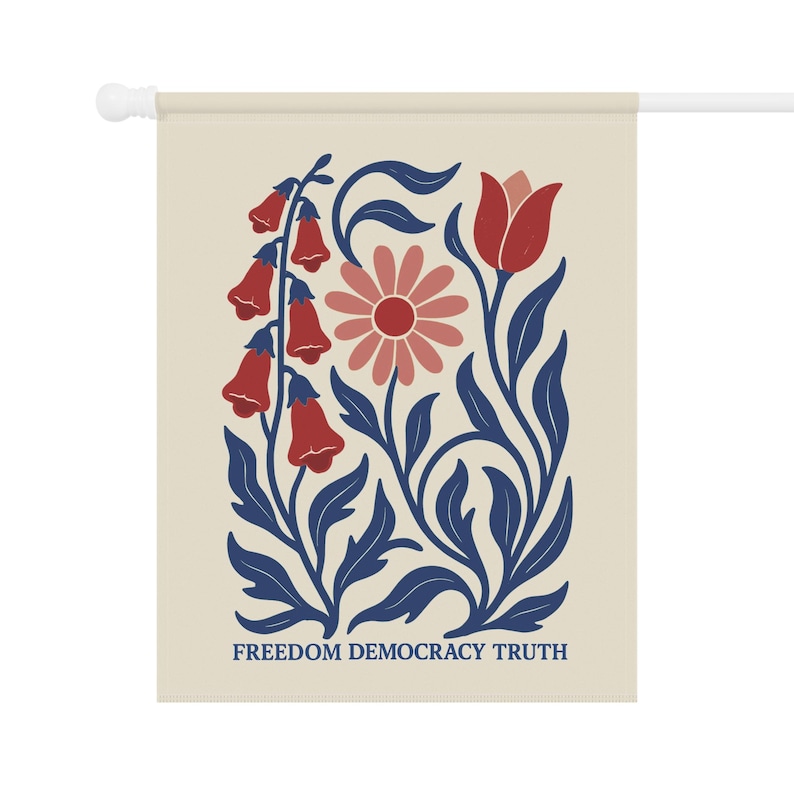 Peut inclure: Un drapeau mural rectangulaire sur fond cr&egrave;me pr&eacute;sentant une illustration botanique de fleurs rouges en forme de cloche, une marguerite rose et une tulipe rouge avec des feuilles bleu fonc&eacute;. Le texte FREEDOM DEMOCRACY TRUTH est imprim&eacute; en bleu.