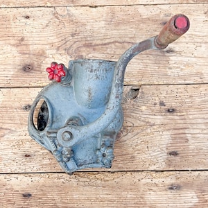 Molino de maíz antiguo de hierro: herramienta agrícola vintage, decoración de cocina rústica de los años 30