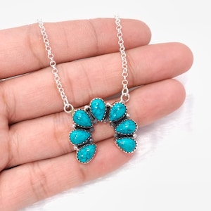 Collar con colgante de turquesa de talla pera en plata de ley 925. Joya de regalo.