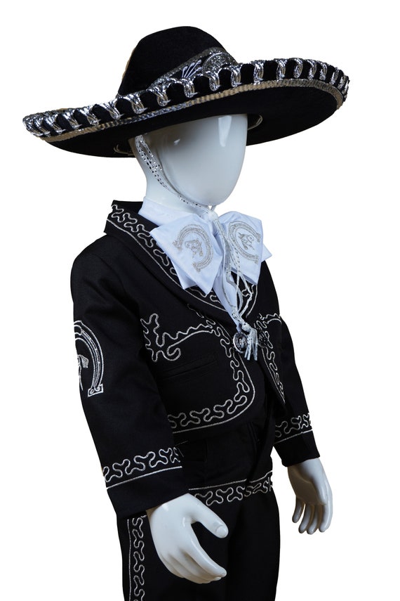 Traje charro negro con detalles 100 bordados en plata mayor