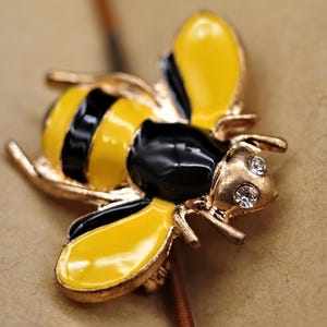 Putogn! Vintage Enamel Butter Bee Brooch – Handmade Nature-Inspired Pin for Garden Lovers & Boho Fashionistas!