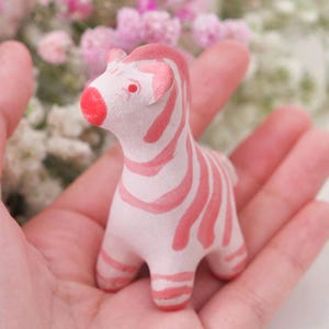Putogn! Keramik Mini Pink Ponny Figur - handgemachtes Geschenk zum Thema Warming für Tierliebhaber und naturinspiriertes Zuhause!