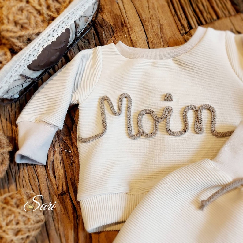Cooler personalisierter Sweater Pullover Pulli Kordelapplikation Namensweater für Baby und Kleinkind Name Geschenk zur Geburt Bild 1