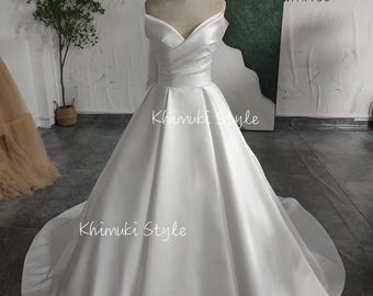 Vestido de novia de satén color marfil con corte de baile
