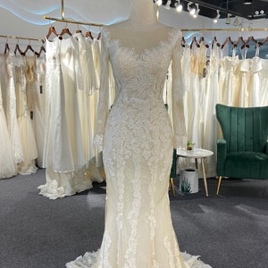 Classic Fit and Flare Langarm-Spitze Brautkleid