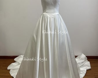 Vestido de novia de satén color marfil con escote en V