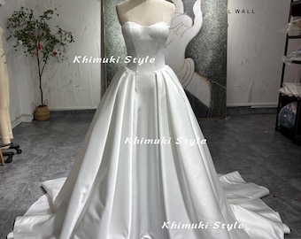 Vestido de novia de satén marfil sin tirantes