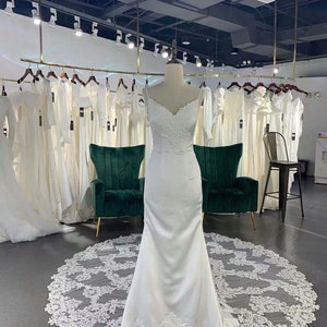 Fashion Fit and Flare Lace Wedding Dress with Long Train