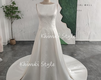 Vestido de novia de satén color marfil: escote en V sencillo y corpiño de encaje