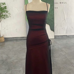 Vestido de festa vintage preto e vermelho com fenda sexy e decote quadrado