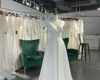 Suknia ślubna z krótkim rękawem i wycięciem na plecach