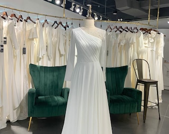 Vestido de novia color marfil con manga larga y corte en A
