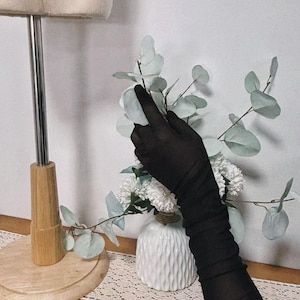 Handschuhe mit dem Kleid zusammen