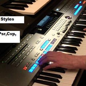 Puede incluir: Primer plano de un teclado Yamaha con teclas negras y blancas. El teclado tiene un panel de control plateado y negro con botones iluminados en azul y blanco. El texto "1300 Yamaha Styles" y "Genos, Tyros, Psr, Cvp, Dgx" son visibles.