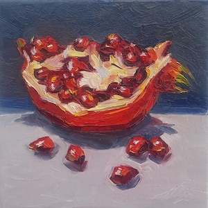 Puede incluir: Pintura al óleo de una granada cortada, que muestra semillas rojas vibrantes y una cáscara texturizada. La obra de arte presenta una vista de cerca de la fruta, con varias semillas sueltas esparcidas cerca. El fondo es un degradado de azul y gris.
