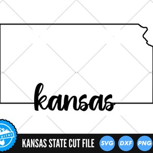 Könnte beinhalten: Schwarz-weiße Umrisse des Bundesstaates Kansas mit dem Wort "kansas" in kursiver Schrift unterhalb der Umrisse.