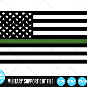 Può includere: Bandiera americana in bianco e nero con una striscia verde al centro. Il testo "MILITARY SUPPORT CUT FILE" è sotto la bandiera. Le parole "SVG", "DXF", "PNG" e "EPS" sono in cerchi sotto il testo.