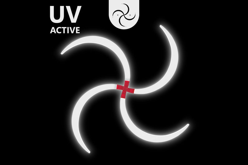 Może przedstawiać: Biały symbol z czterema zakrzywionymi ramionami, przypominający swastykę, z czerwonym krzyżem w środku. Tekst "UV ACTIVE" jest wyświetlany nad symbolem.