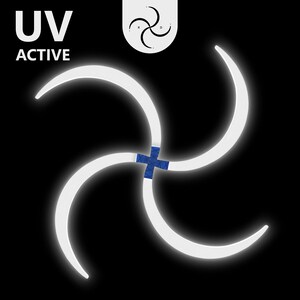 Może przedstawiać: Biały symbol z czterema zakrzywionymi ramionami, przypominający swastykę, z niebieskim krzyżem w środku. Tekst "UV ACTIVE" jest wyświetlany nad symbolem.