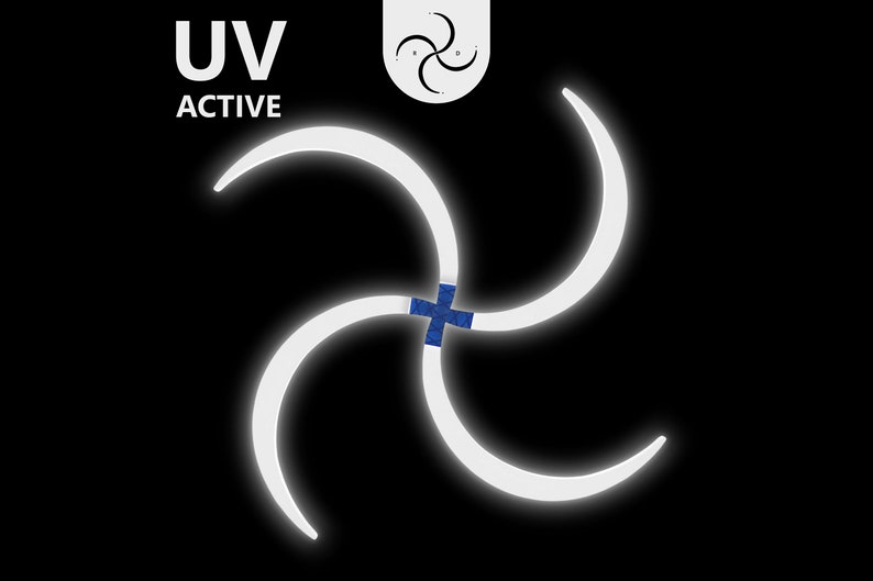 Może przedstawiać: Biały symbol z czterema zakrzywionymi ramionami, przypominający swastykę, z niebieskim krzyżem w środku. Tekst "UV ACTIVE" jest wyświetlany nad symbolem.