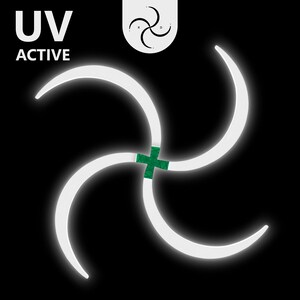 Może przedstawiać: Biała czteroramienna gwiazda z zielonym znakiem plus w środku. Tekst "UV ACTIVE" znajduje się nad gwiazdą.