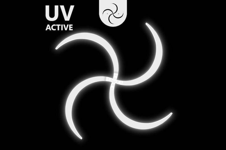 Może przedstawiać: Biały symbol z czterema zakrzywionymi liniami tworzącymi okrągły kształt. Symbol znajduje się na czarnym tle. Tekst "UV ACTIVE" znajduje się nad symbolem.