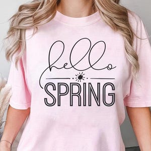 Hello Spring Shirt Minimal Script Easter Graphic Tee Seasonal Spring Design imagem 1