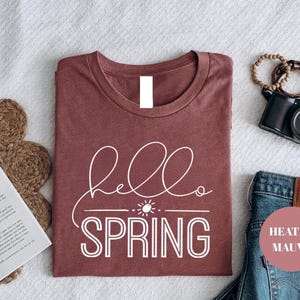 Hello Spring Shirt Minimal Script Easter Graphic Tee Seasonal Spring Design imagem 11