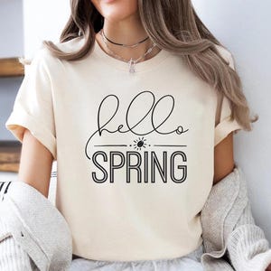 Hello Spring Shirt Minimal Script Easter Graphic Tee Seasonal Spring Design imagem 4
