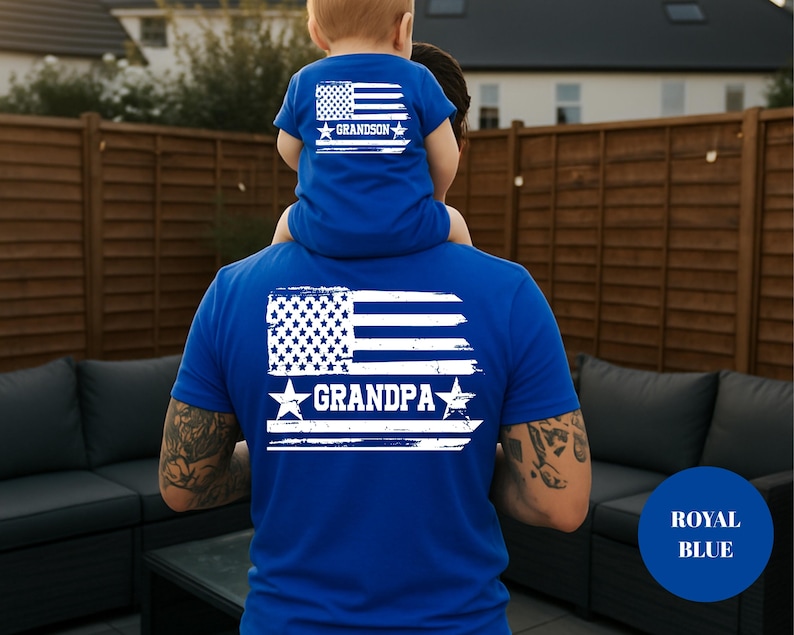Puede incluir: Camisetas azul real con un dise&ntilde;o de bandera estadounidense desgastada. La camiseta del adulto dice "GRANDPA" y la del ni&ntilde;o "GRANDSON". El dise&ntilde;o incluye estrellas y rayas blancas.