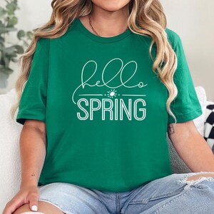 Hello Spring Shirt Minimal Script Easter Graphic Tee Seasonal Spring Design imagem 10