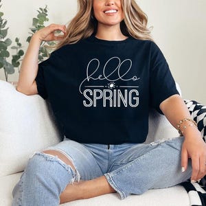 Hello Spring Shirt Minimal Script Easter Graphic Tee Seasonal Spring Design imagem 15