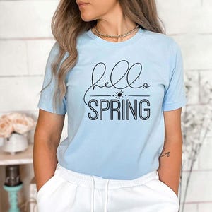 Hello Spring Shirt Minimal Script Easter Graphic Tee Seasonal Spring Design imagem 3