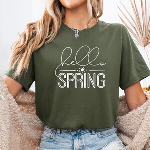 Hello Spring Shirt Minimal Script Easter Graphic Tee Seasonal Spring Design imagem 9
