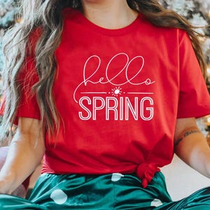 Hello Spring Shirt Minimal Script Easter Graphic Tee Seasonal Spring Design imagem 16
