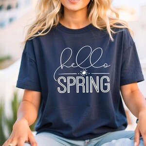 Hello Spring Shirt Minimal Script Easter Graphic Tee Seasonal Spring Design imagem 8