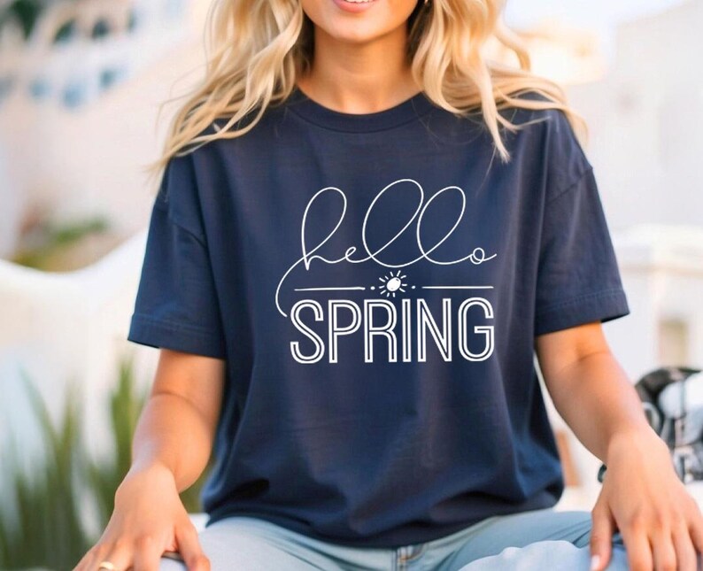 Hello Spring Shirt Minimal Script Easter Graphic Tee Seasonal Spring Design imagem 8