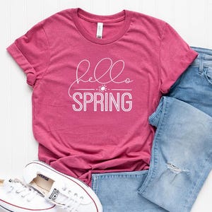 Hello Spring Shirt Minimal Script Easter Graphic Tee Seasonal Spring Design imagem 12
